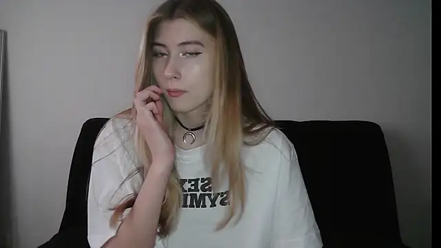 Snapshot of ErikaShyy chatting on 11-04-25, 11:53 ErikaShyy online show from 11-04-25, 11:53