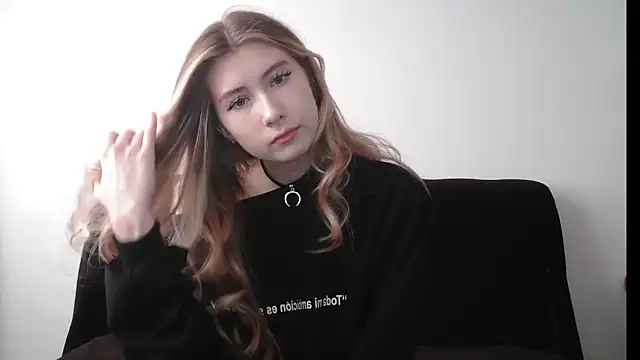 Snapshot of ErikaShyy chatting on 11-06-25, 11:00 ErikaShyy online show from 11-06-25, 11:00