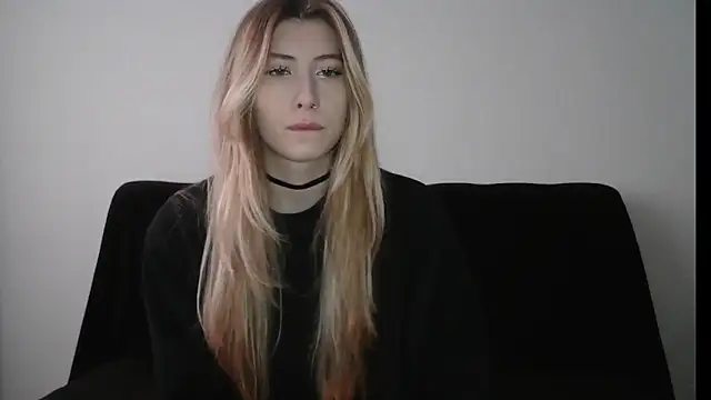 Snapshot of ErikaShyy chatting on 11-21-25, 10:47 ErikaShyy online show from 11-21-25, 10:47