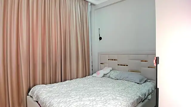 Lola Peach online show from 12-23-25, 04:54