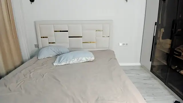 Lola Peach online show from 04-08-26, 02:33