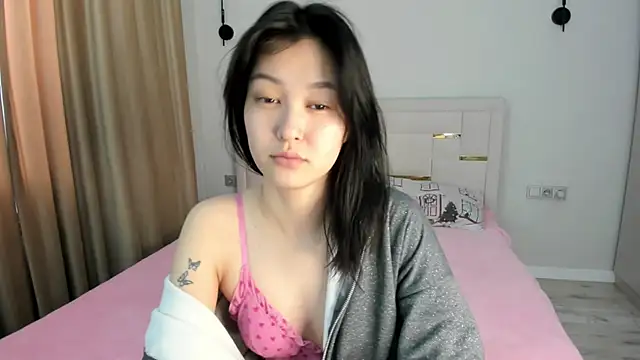 Lola Peach online show from 04-11-26, 05:12