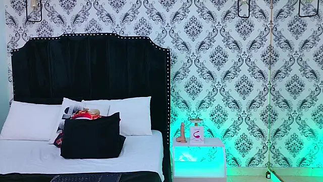 SaaraBrown online show from 11-22-25, 04:17