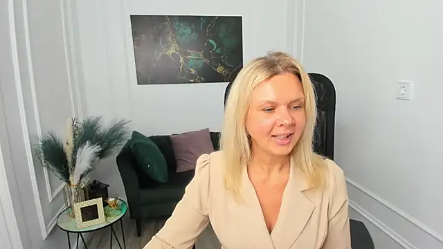 AgathaKlouin online show from 04-09-26, 07:30