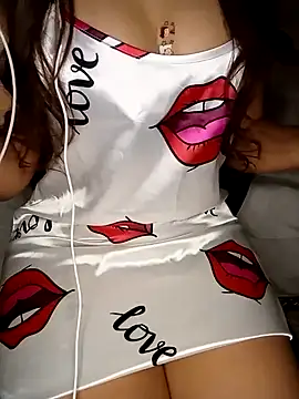 Snapshot of Patrona-fifi chatting on 02-14-25, 11:53 Patrona-fifi online show from 02-14-25, 11:53