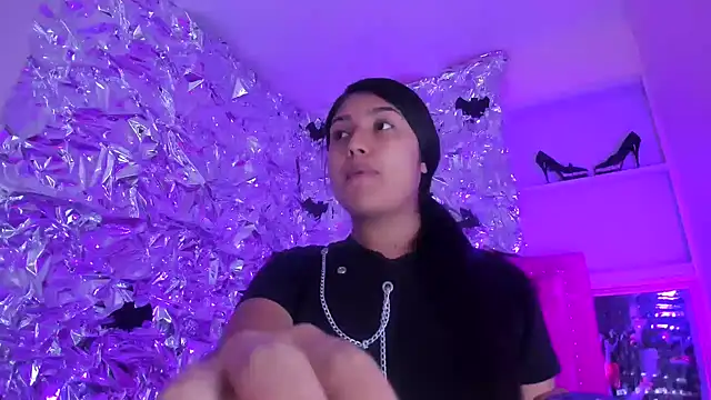 SarahStones online show from 11-26-25, 05:08