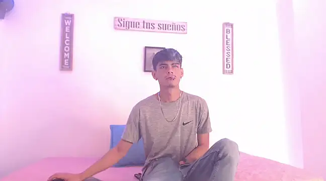 Snapshot of harrytomson_1 chatting on 12-15-24, 02:27 harrytomson 1 online show from 12-15-24, 02:27