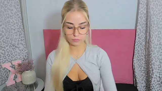 Snapshot of KristyHoney chatting on 11-15-25, 09:11 KristyHoney online show from 11-15-25, 09:11