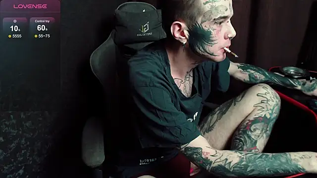 Snapshot of lonelycrystal chatting on 10-29-25, 05:47 lonelycrystal online show from 10-29-25, 05:47