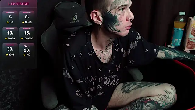 Snapshot of lonelycrystal chatting on 10-30-25, 10:32 lonelycrystal online show from 10-30-25, 10:32