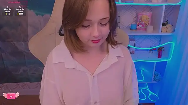 Mary uw online show from 11-22-25, 03:16