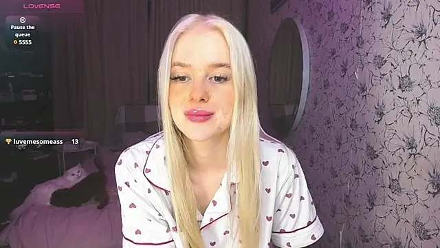 Snapshot of Healing__girl chatting on 01-08-25, 10:48 Healing  girl online show from 01-08-25, 10:48