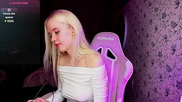 Snapshot of Healing__girl chatting on 02-12-25, 09:52 Healing  girl online show from 02-12-25, 09:52