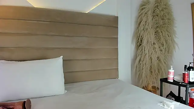 Snapshot of IsabellaJonns chatting on 02-12-25, 04:23 IsabellaJonns online show from 02-12-25, 04:23