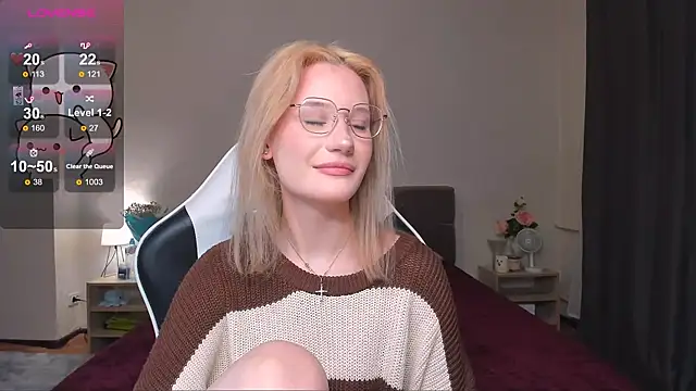 Snapshot of DearLia chatting on 12-17-24, 12:56 DearLia online show from 12-17-24, 12:56