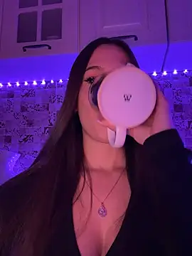 Snapshot of EricaWalls chatting on 12-23-24, 01:40 EricaWalls online show from 12-23-24, 01:40