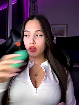 Snapshot of EricaWalls chatting on 10-31-25, 06:42 EricaWalls online show from 10-31-25, 06:42