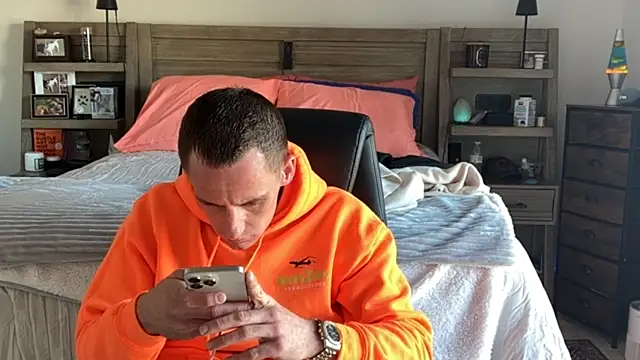 Snapshot of PeytonJohnn chatting on 10-27-25, 04:44 PeytonJohnn online show from 10-27-25, 04:44