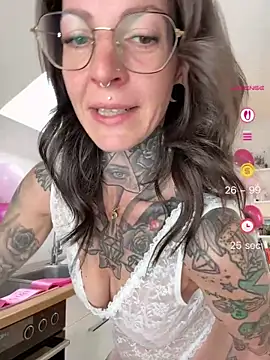 BrownieyQueen online show from 04-26-26, 06:44