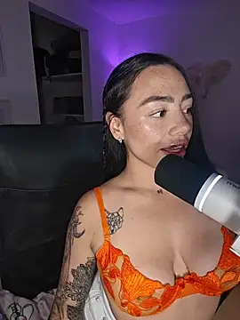 Snapshot of helena_smith chatting on 07-08-26, 03:33 helena smith online show from 07-08-26, 03:33