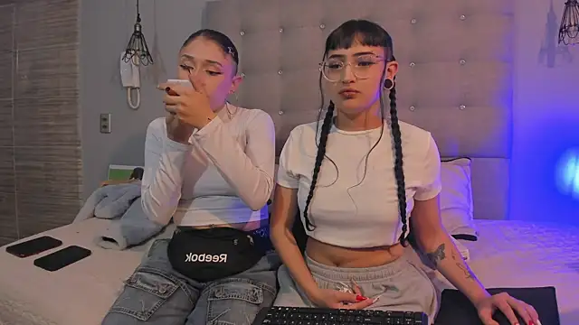 Snapshot of Zowi_Hottiee chatting on 01-08-25, 09:12 Zowi Hottiee online show from 01-08-25, 09:12