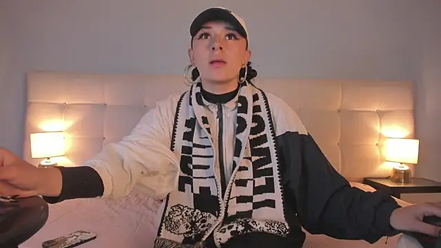 Snapshot of Zowi_Hottiee chatting on 02-05-25, 02:19 Zowi Hottiee online show from 02-05-25, 02:19