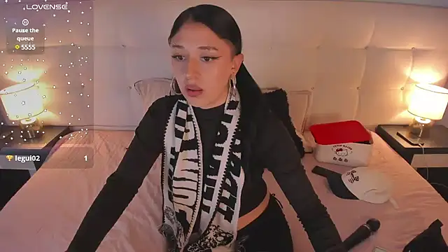 Snapshot of Zowi_Hottiee chatting on 02-05-25, 05:20 Zowi Hottiee online show from 02-05-25, 05:20