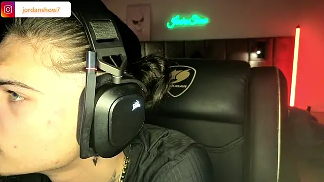 Snapshot of JordanShow chatting on 11-12-25, 06:36 JordanShow online show from 11-12-25, 06:36