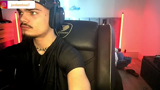 Snapshot of JordanShow chatting on 11-14-25, 10:03 JordanShow online show from 11-14-25, 10:03