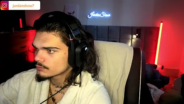 Snapshot of JordanShow chatting on 11-16-25, 09:59 JordanShow online show from 11-16-25, 09:59