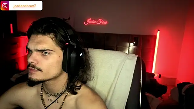 Snapshot of JordanShow chatting on 11-16-25, 10:04 JordanShow online show from 11-16-25, 10:04