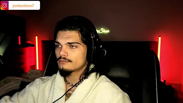 Snapshot of JordanShow chatting on 12-01-25, 01:21 JordanShow online show from 12-01-25, 01:21