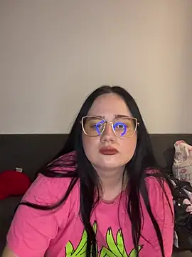 Snapshot of curvybabe7 chatting on 12-13-25, 09:20 curvybabe7 online show from 12-13-25, 09:20