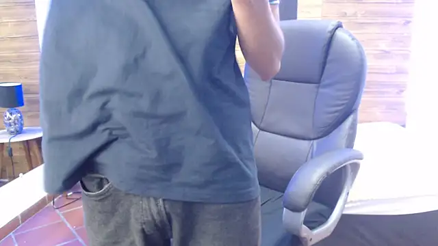 Snapshot of jhoellx chatting on 02-13-25, 12:32 jhoellx online show from 02-13-25, 12:32