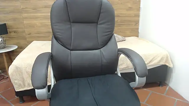 Snapshot of jhoellx chatting on 02-13-25, 03:35 jhoellx online show from 02-13-25, 03:35