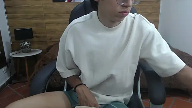 Snapshot of jhoellx chatting on 03-14-25, 02:30 jhoellx online show from 03-14-25, 02:30