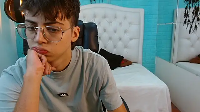 Snapshot of jhoellx chatting on 09-21-25, 01:02 jhoellx online show from 09-21-25, 01:02