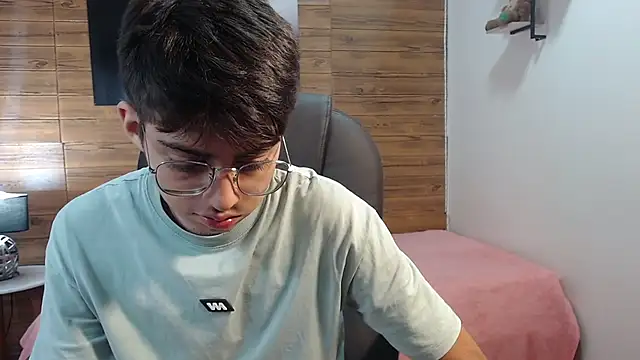 Snapshot of jhoellx chatting on 10-04-25, 08:18 jhoellx online show from 10-04-25, 08:18