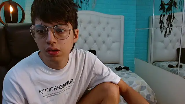 Snapshot of jhoellx chatting on 10-19-25, 01:01 jhoellx online show from 10-19-25, 01:01