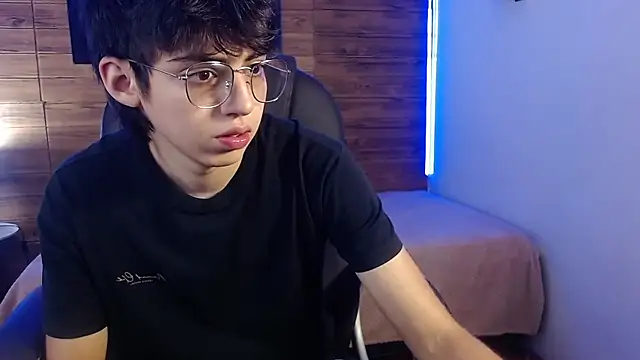 Snapshot of jhoellx chatting on 11-11-25, 07:47 jhoellx online show from 11-11-25, 07:47