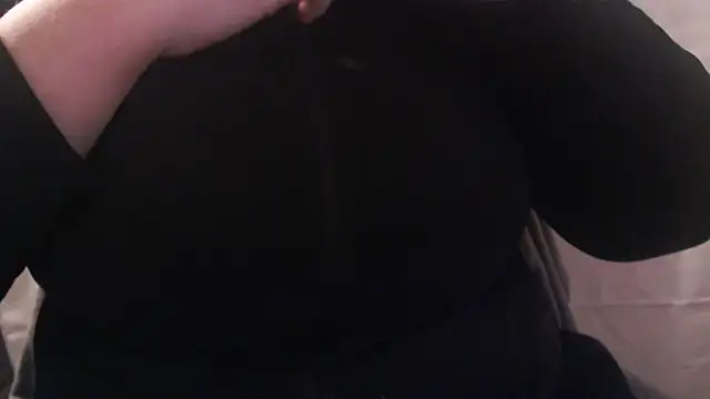 Snapshot of Bigbittiesandfun chatting on 02-08-25, 01:00 Bigbittiesandfun online show from 02-08-25, 01:00