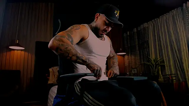 Snapshot of LeoSalvatore_ chatting on 01-29-25, 04:26 LeoSalvatore online show from 01-29-25, 04:26