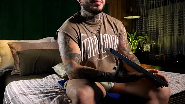 Snapshot of LeoSalvatore_ chatting on 03-09-25, 01:25 LeoSalvatore online show from 03-09-25, 01:25