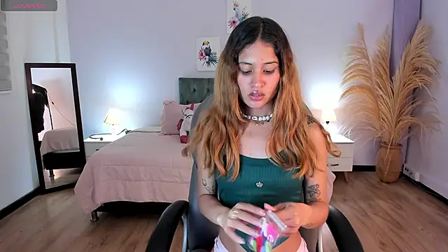 Snapshot of Tamy_edwards chatting on 11-19-25, 07:47 Tamy edwards online show from 11-19-25, 07:47