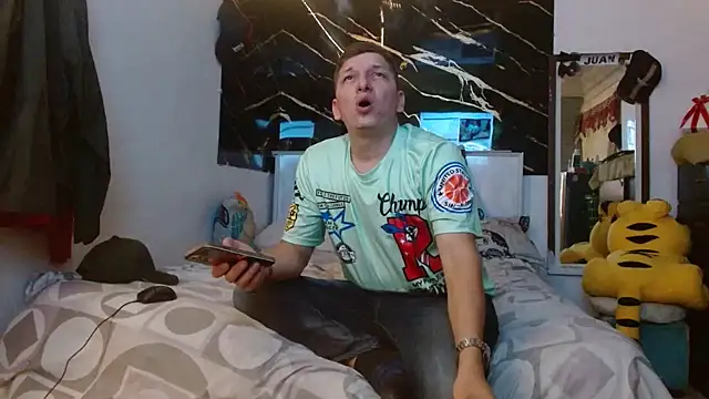 Snapshot of couplehot7777 chatting on 10-19-25, 03:18 couplehot7777 online show from 10-19-25, 03:18