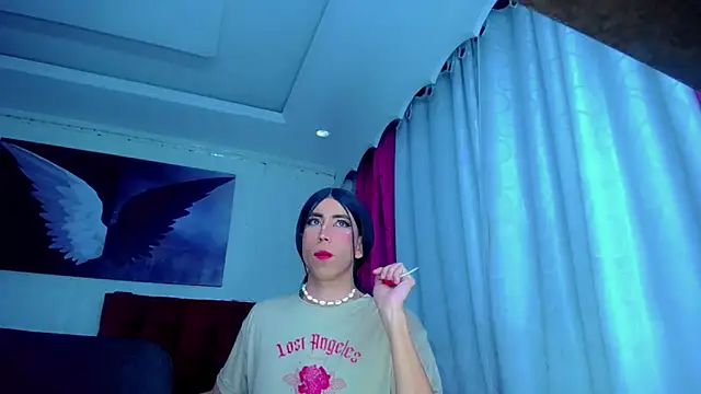 Snapshot of NahomiCamper chatting on 10-24-25, 11:12 NahomiCamper online show from 10-24-25, 11:12