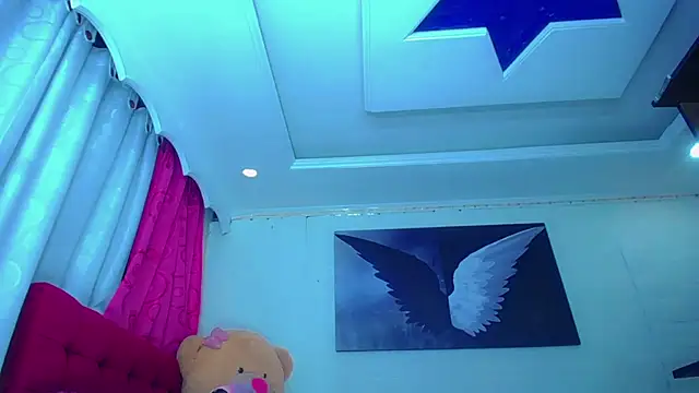 Snapshot of NahomiCamper chatting on 12-14-25, 04:45 NahomiCamper online show from 12-14-25, 04:45