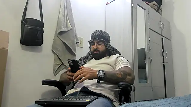 Snapshot of Lyon_vach chatting on 01-23-25, 10:33 Lyon vach online show from 01-23-25, 10:33