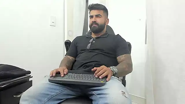 Snapshot of Lyon_vach chatting on 03-16-25, 02:10 Lyon vach online show from 03-16-25, 02:10