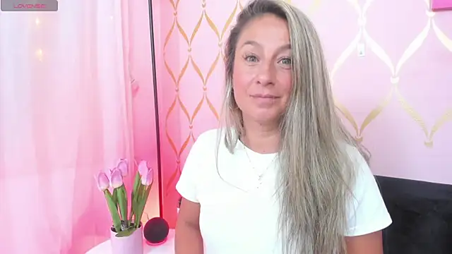 Snapshot of ladylians chatting on 01-08-25, 05:37 ladylians online show from 01-08-25, 05:37